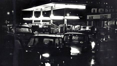 Autoilijat jonottivat bensa-asemalle Eläintarhan Unionilla Helsingissä vuonna 1974.