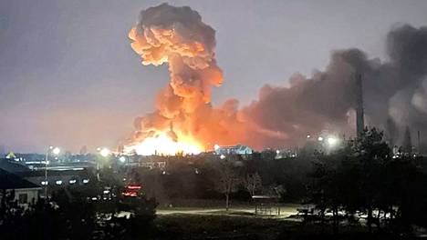 Räjähdys kuvattuna Kiovassa 24. helmikuuta 2022.