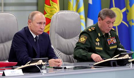 Vladimir Putin ja asevoimien komentaja kenraali Valeri Gerasimov seurasivat Avangard-ohjuksen koelaukaisua joulukuussa 2018.