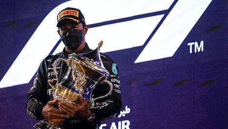 Lewis Hamilton otti omansa ja voitti kauden avauskisan Bahrainissa sunnuntaina.