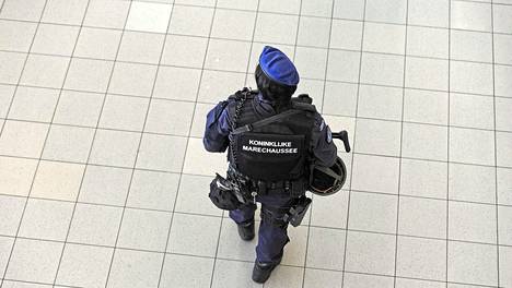 Poliisit partioivat myös Amsterdamin Schipolin lentokentällä.