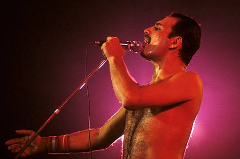 Mercury esiintymässä Wembleyn stadionilla Lontoossa 1984. 