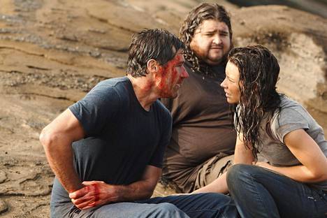 Jack (Matthew Fox), Kate (Evangeline Lilly) ja Hurley (Jorge Garcia) kuvattuna sarjan päätösjaksossa.