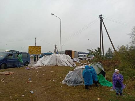 Российские волонтеры сфотографировали временные убежища украинцев на пограничной станции Убылинка во вторник, 4 октября.