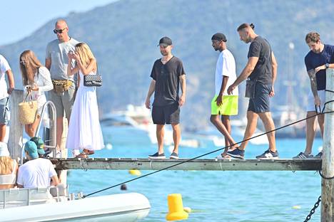 Tobey Maguire matkusti Rivieralle ystävineen. Seurueeseen kuului myös Leonardo DiCaprio.