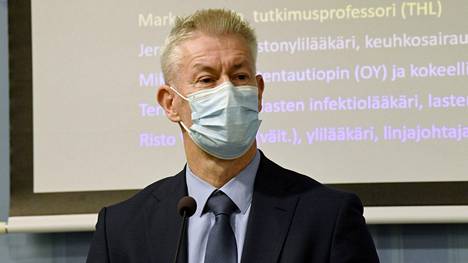 STM:n osastopäällikkö Taneli Puumalainen sanoo, että rajoituksia on purettava epidemian ehdoilla.