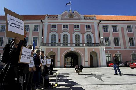 Mielenosoittajat vastustivat tiistaina Ekre-puolueen pääsyä Viron hallitukseen Tallinnassa.