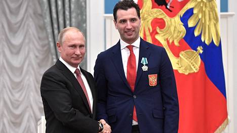 Vladimir Putin myönsi Roman Rotenbergille helmikuun alussa 2023 jo toisen valtiollisen kunniamerkin. Oheinen kuva on vuodelta 2018, kun Putin palkitsi Rotenbergin Ystävyyden kunniamerkillä.