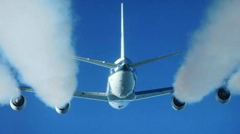 Lentomatkustamisen haitallisuudessa on kyse muustakin kuin hiilidioksidin määrästä.