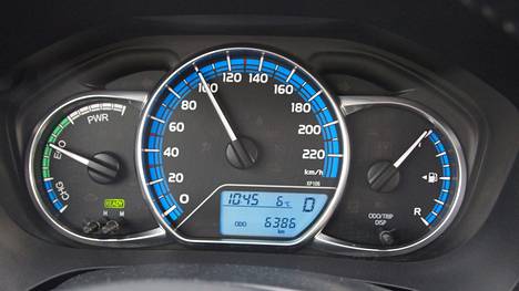 Kuvassa Toyota Yaris Hybridin mittaristo. Kyseisen auton tapauksessa hankinnan yhteydessä maksettava autovero alenee vuoden 2016 alusta alkaen varusteversiosta riippuen noin 280-340 euroa.