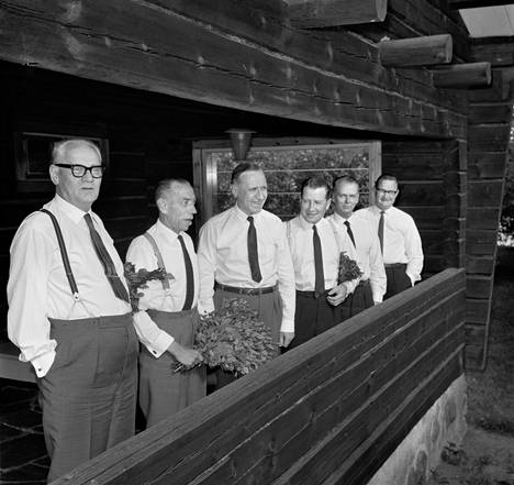 Reino Lehdon hallitus menossa saunaan pääministerin virka-asunnolla Kesärannassa heinäkuussa 1964
