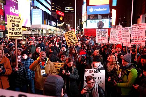 Ihmiset ovat lähteneet kaduille väkivaltaisten videoiden tultua julki. Kuva New Yorkista.
