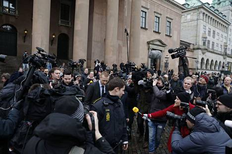 Madsenin oikeudenkäynti keräsi Kööpenhaminaan suuren joukon kansainvälistä mediaa maaliskuussa 2018. Keskellä huomion kohteena syyttäjä Jakob Buch-Jepsen.
