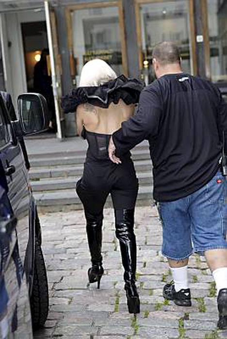 Lady GaGa saapui Helsingin Kulttuuritalolle hetkeä ennen konserttinsa alkua.
