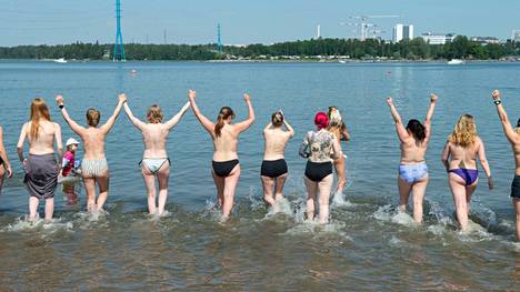 Aktivistit marssivat uimaan ilman yläosia tissitempauksessa Hietaniemen uimarannalla Helsingissä kesällä 2019.
