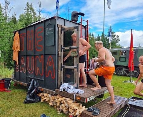 Akaasta saapunut The Sauna on Teuvan Sauna-ajojen vakiokävijä, suosittu löylykärry vuodelta 2010. Tässä saunassa lämpiävät kuulemma varpaatkin.