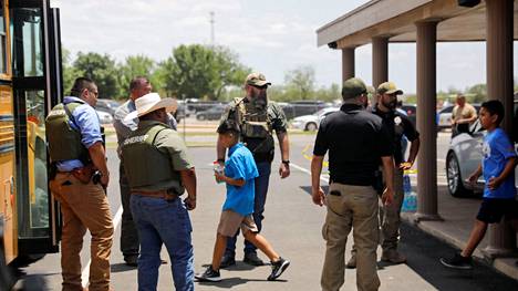 Viranomaiset saattoivat lapsia koulubussiin Robbin peruskoulussa Texasin Uvaldessa.