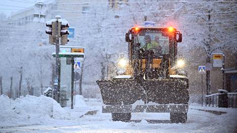 Lunta puhdistettiin kaduilta Helsingin Vallillassa viime lauantaina. 