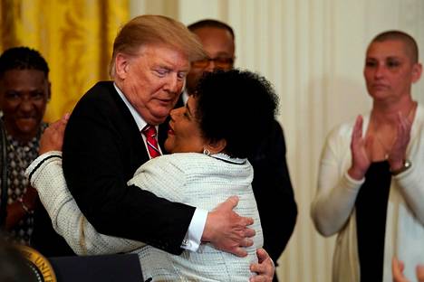 Presidentti Trump halasi rikosoikeusuudistuksesta hyötynyttä entistä vankia Alice Johnsonia. Kuva on otettu huhtikuussa 2019 Valkoisessa talossa.