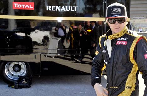 Räikkönen julkistamassa Lotuksen F1-autoa Espanjan Jerezissä helmikuussa 2012.