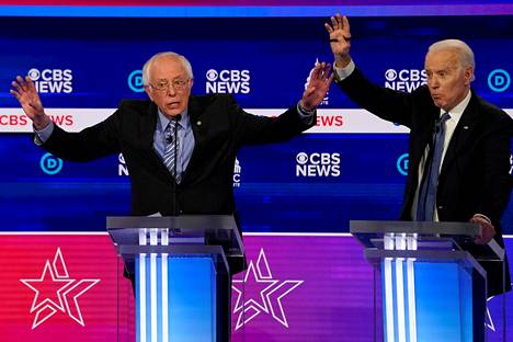 Bernie Sanders ja Joe Biden viittoivat puheenvuoroa kaoottiseksi kuvaillussa demokraattien vaaliväittelyssä tiistaina Etelä-Carolinassa.