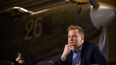Puolustusministeri Antti Kaikkonen (kesk) kuvattuna Suomen Ilmailumuseossa. 