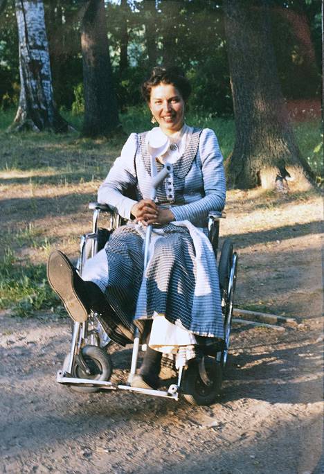 Pyynikin kesäteatteri 1994. ”Kalle Holmbergin Akseli ja Elina -näytelmässä vedin 20 esitystä murtuneella jalalla. Tero oli kulisseissa odottamassa pyörätuolin kanssa paikanvaihtoja.”