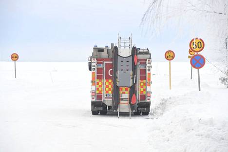 Jäätiellä on 50 kilometrin tuntinopeusrajoitus ja tielle ei saa pysähtyä.