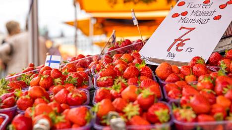 Helsingin kauppatorilla myytiin torstaina mansikoita useissa kojuissa. 