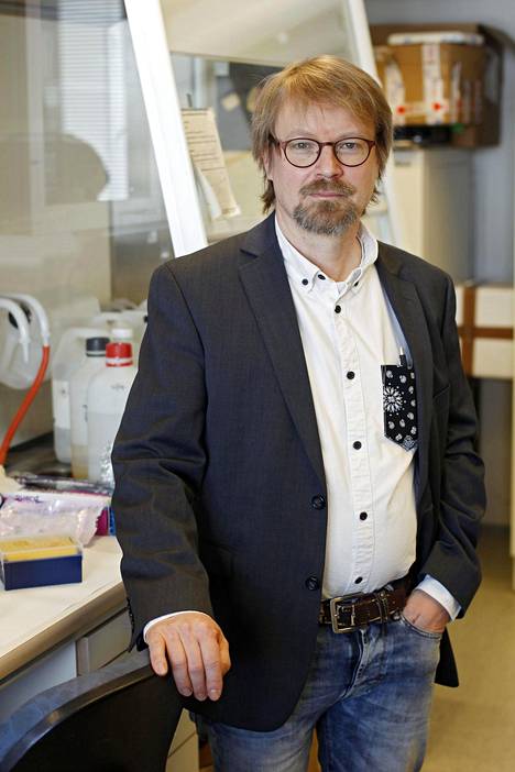 Helsingin yliopiston professori ja kliinisen mikrobiologian erikoislääkäri Olli Vapalahti.