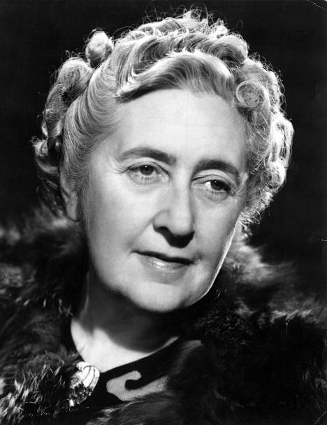 Agatha Christien tuotantoon kuuluvat sellaiset sala­poliisi­kirjallisuuden klassikot kuin Idän pikajunan arvoitus ja Kuolema Niilillä. Christie kirjoitti elämänsä aikana noin 70 romaania sekä tukun radio- ja teatterikäsikirjoituksia ja novelleja.