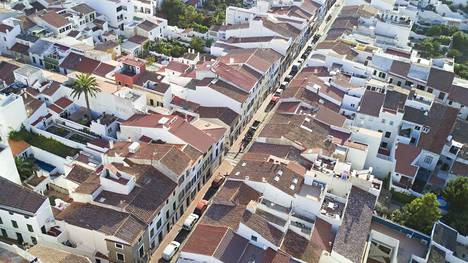 Vanhat espanjalaiset kaupunkitalot on rakennettu tiiviisti toinen toisensa kylkeen. Monen katolla on terassi ja joissakin on pieniä patioita.