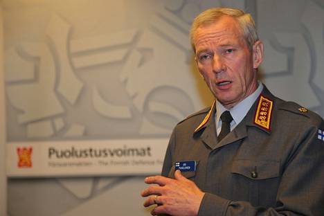 Kesäkuussa 2014 silloinen komentaja Ari Puheloinen kertoi Puolustusvoimien henkilöstövähennystarpeista. Hän jäi samana vuonna reserviin.