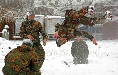 Venäjän sisäministeriön joukot harjoittelivat itsepuolustusnäytöstä vuotuista sotilastiedustelun päivää varten Starvropolissa marraskuussa 2007.