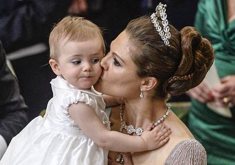 Prinsessa Estelle ja kruununprinsessa Victoria vuonna 2013.