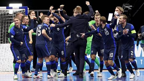 Suomen joukkue juhli Slovenian kaatamista ja jatkopaikkaa Amsterdamissa perjantai-iltana.