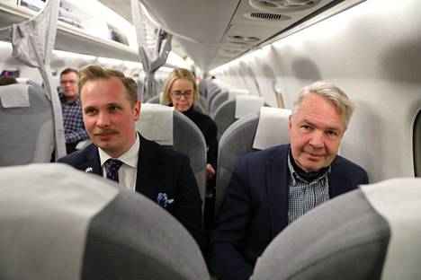Pekka Haavisto istahtaa koneeseen. Historiallinen matka.