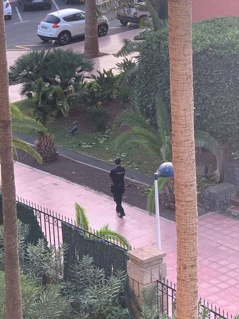 Poliisi partioi hotellin ulkopuolella.