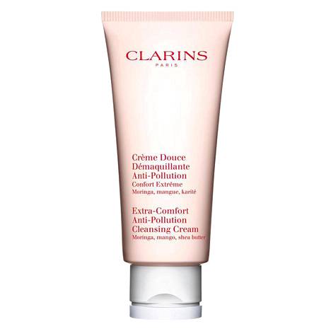 Clarins Extra Comfort Anti-Pollution -puhdistusvoide on suunniteltu erityisesti kaupunkiympäristöön kaikille ihotyypeille. Paksu voidemainen putsari poistaa iholta meikit ja epäpuhtaudet ja antaa suojan ilmansaasteita vastaan. 29 € / 200 ml.