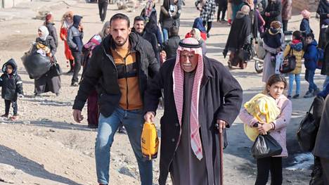 Syyrialaisia pakeni kodeistaan Ghwayranin asuinalueella Hasakan kaupungissa lauantaina 22. tammikuuta.