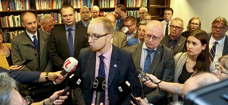 Perussuomalaiset ministerit ja suuri joukko kansanedustajia – yhteensä 20 henkilöä – ilmoitti tiistaita eroavansa PS:n eduskuntaryhmästä ja perustavansa Uusi vaihtoehto -nimisen ryhmän.