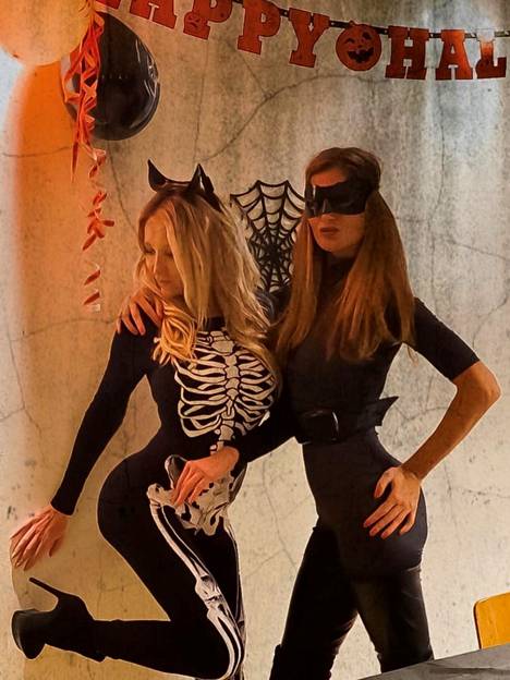 Luurankoasuun pukeutunut Susanna Penttilä poseeraa vuoden 2020 kuvassa ystävänsä Elena Lukkarisen kanssa.