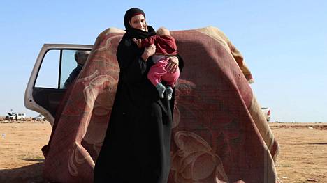 Leonora Messing tyttärensä kanssa Syyriassa vuonna 2019, kun hänet vietiin pakolaisleirille.