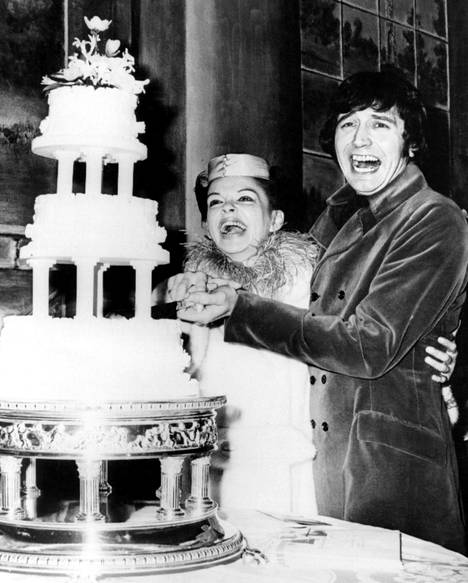 Mickey Deans ja Judy Garland avioituivat maaliskuussa 1969, vain kolme kuukautta ennen Garlandin kuolemaa.