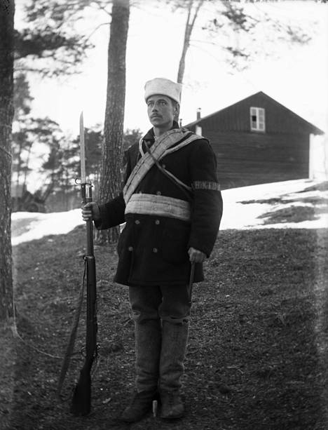 Helsinkiläinen suojeluskuntalainen 1910-luvulla. Myös porvarillisella puolella aseistauduttiin.