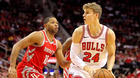 Houston Rocketsin Eric Gordon puolustaa Chicago Bullsin Lauri Markkasta vastaan.