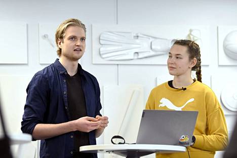 Koukkula ja Junnila keskiviikkona esittelemässä Yleisurheilijat ry:n toimintaa.