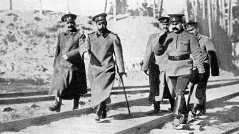 Keisari Nikolai II (toinen vasemmalla) tarkastamassa joukkoja 1915. Epäsuosittu sota toimi lopulta lähtölaukauksena hänen kruunusta luopumiseen.