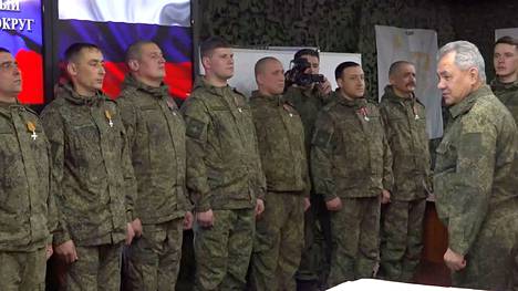 Venäjän puolustusministeriön jakamissa kuvissa Shoigu tapaa venäläisjoukkoja. Reuters ei voinut itsenäisesti varmentaa kuvien aitoutta. 