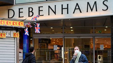 Nainen käveli Debenhams-tavaratalon sisäänkäynnin ohi Lontoossa 1. joulukuuta.